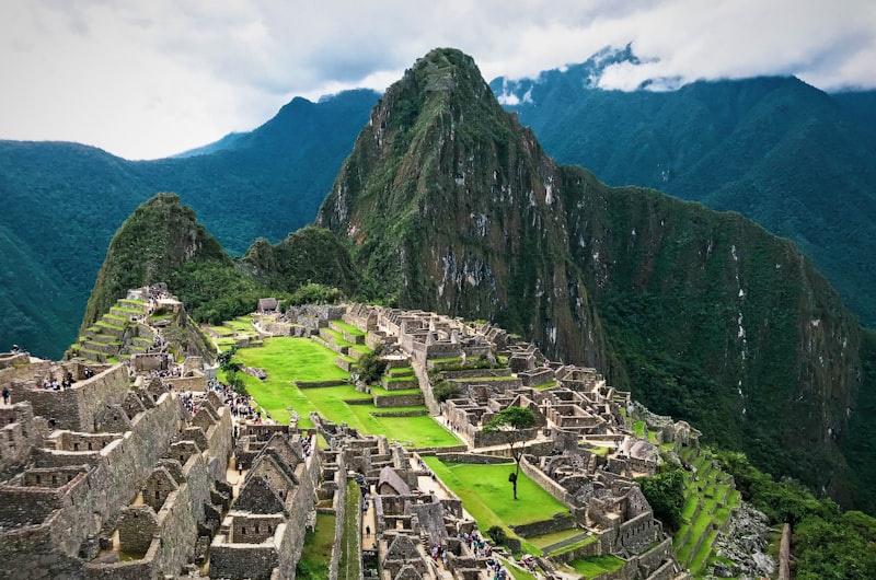 Vista panorámica de la ciudadela de Machu Picchu bajo el amanecer con neblina andina
